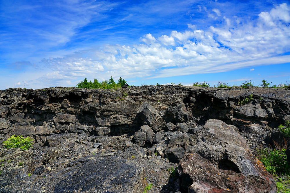 五大连池火山群共有14座火山,在广袤的平原上有规律地呈"井"字形排列