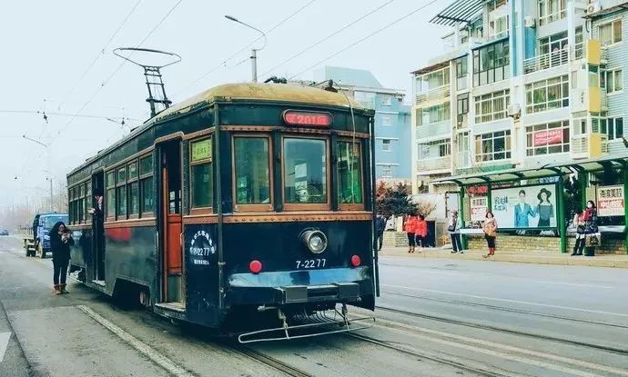 1909年9月25日,第一辆有轨电车缓缓驶过大连街头,大连成为继天津