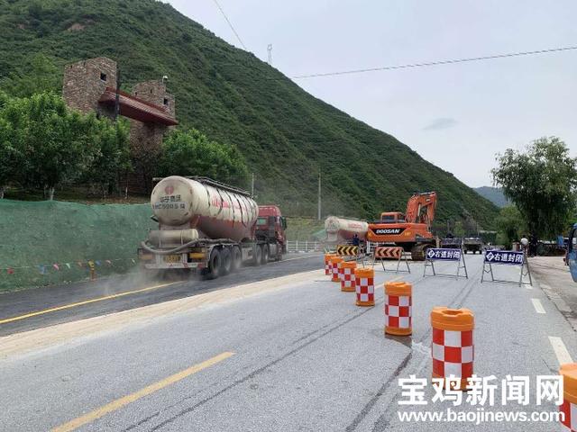 日夜奋战 省道212陇凤线荆稍湾便道提前10小时抢修完工通车