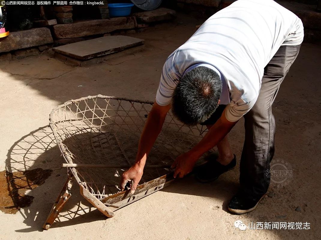 近日,正值夏收时节,垣曲县英言乡关庙村农民正加紧使用传统农具"掠子