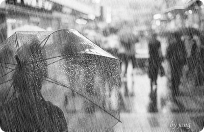 由于没带雨具,又没有避雨之处,老人在雨中瑟瑟发抖
