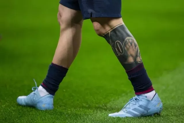可以说,他最动人的纹身是他左小腿上的形象:一个年轻的巴西男孩,足球