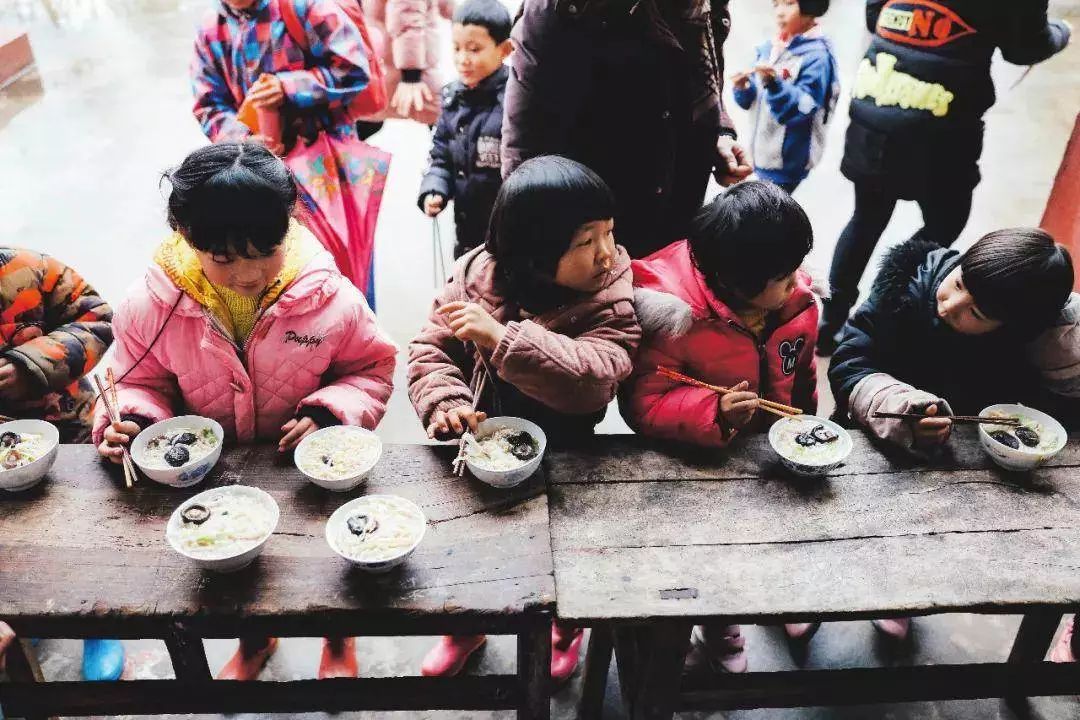 来源:网络 贫困地区儿童们的伙食有多简陋呢?