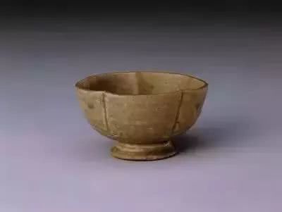 唐青釉花口高足杯,北京故宫博物院藏