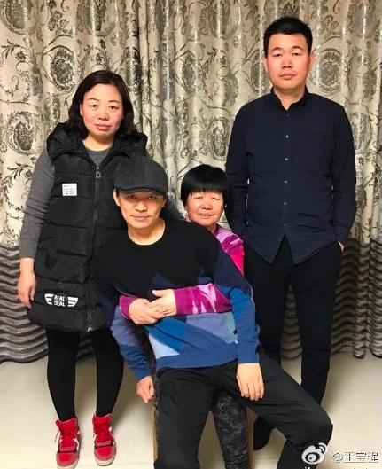 王宝强母亲脑瘫去世！出殡现场哭到站不起，村民搀扶前行