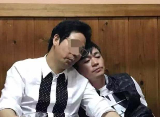 王宝强母亲脑瘫去世！出殡现场哭到站不起，村民搀扶前行