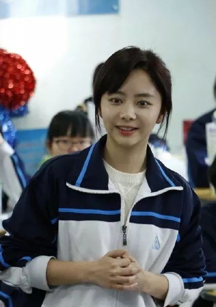 快30岁谭松韵靠丑哭的校服圈粉百年前校服时尚又有民族特色