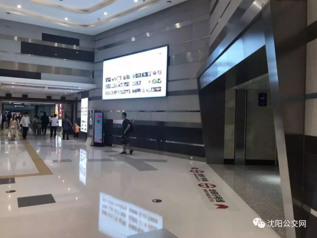 从地铁站内g口出来,即是万象汇