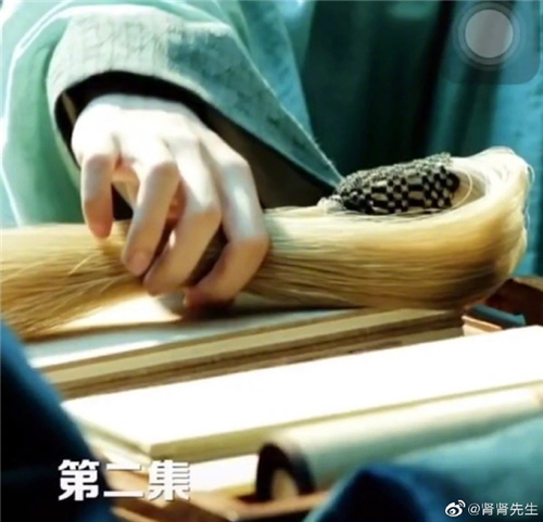 每日神段子腿毛多其实是一件好事