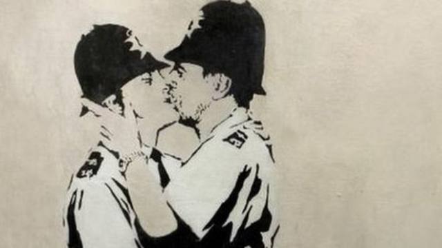 Banksy 最有名的涂鸦「Kissing Coppers」被打造成艺术品__凤凰网