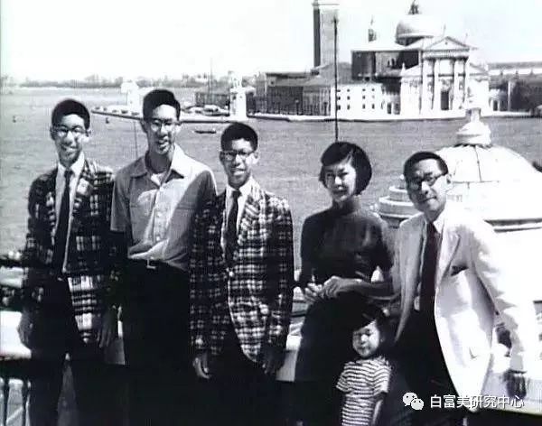 The only family that has been rich for more than 15 generations, at the age of 22, she lay down and crushed half of the celebrity circle.