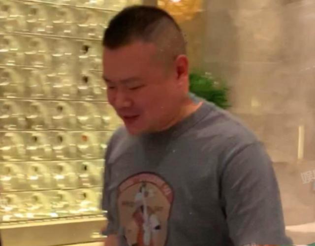 岳云鹏走路匆忙不忘对接机粉丝解释原因，却被吐槽太不文雅