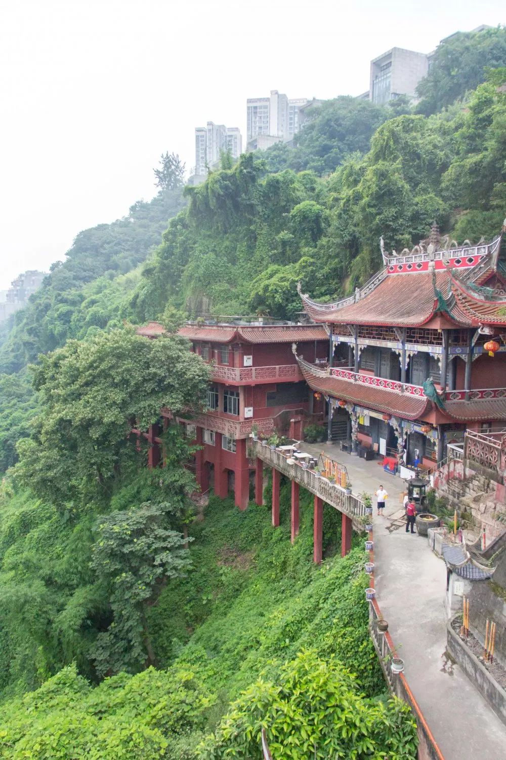 重檐飞挑的大门上 "龙泉洞"三字龙飞凤舞 原来龙泉洞不是洞 道观背靠