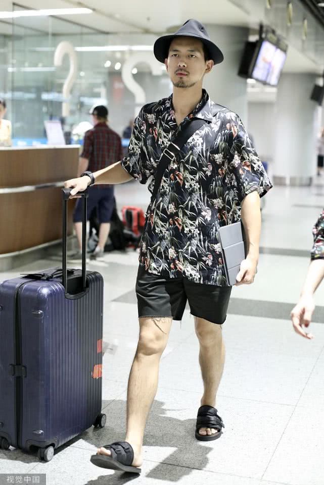 “韩商言”李现穿花衬衫走海岛度假风 留胡子小男友秒变帅型男