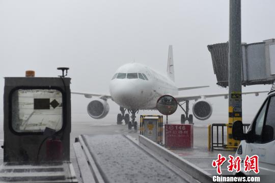 超百个航班受影响！成都机场遭遇雷暴天气