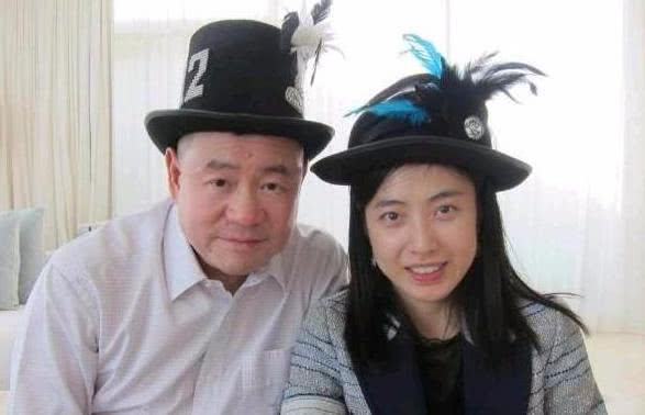 百亿阔太甘比亲身体验盲人生活，拖导盲犬逛商场被偶遇