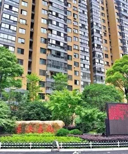 杭州小区楼王成了广场舞VIP包房?业主叫苦:110都来过好几次了