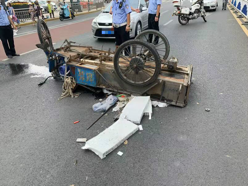 三轮摩托闯禁区逃避交警执法,车主涉嫌妨害公务被拘 188体育在线