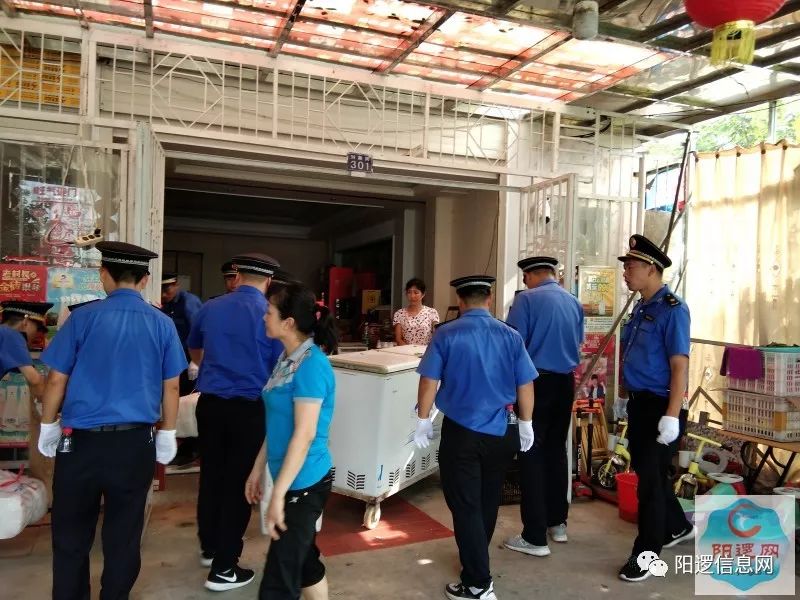 新洲区邾城街街道部门联手整治新施路环境