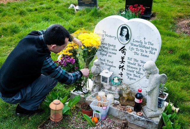 逝世三十多年的翁美玲依然活在世人心中,一年四季墓碑前鲜花锦簇