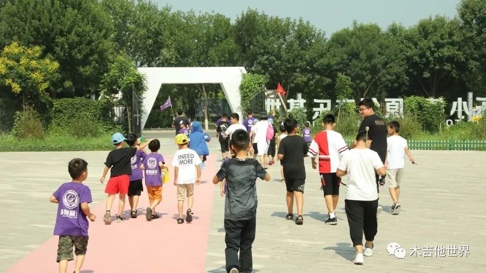 魔菇夏令营师生等部分营员参观锦瑟乐器 走近慕西卡吉他 e世博网站