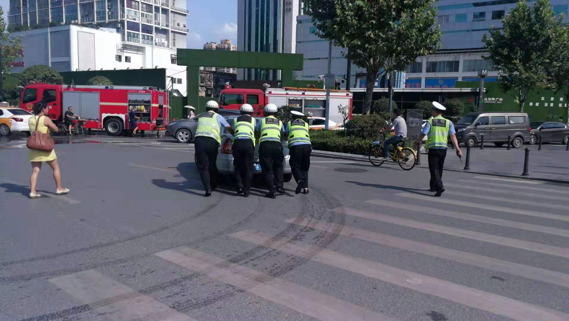 天气太热 车辆自燃警民联手施救 乐博app