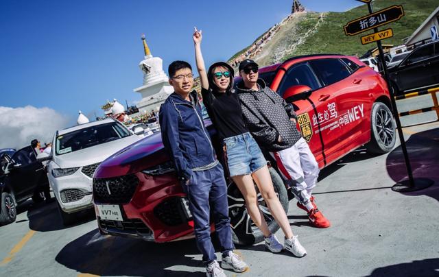 奔驰车主WEY机顶盖上拍照拍引围观,WEY这次是要闹哪样呢? 钱柜娱乐999官网