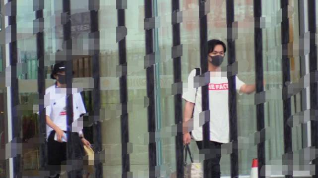 张若昀蜜月后回国首亮相，穿情侣装帮老婆拎包超贴心