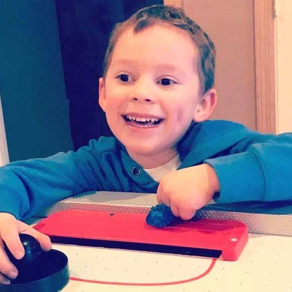 18岁的王源彩排时痛到捂脸，专家研究发现50%的人都有这个问题！