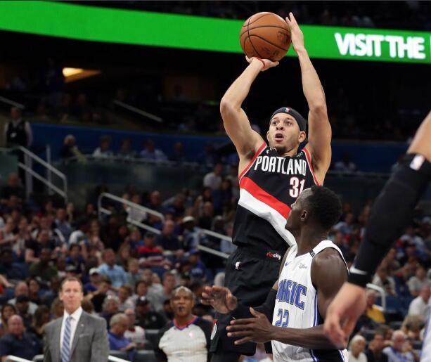 塞思-库里右膝受伤，本场比赛不会回归