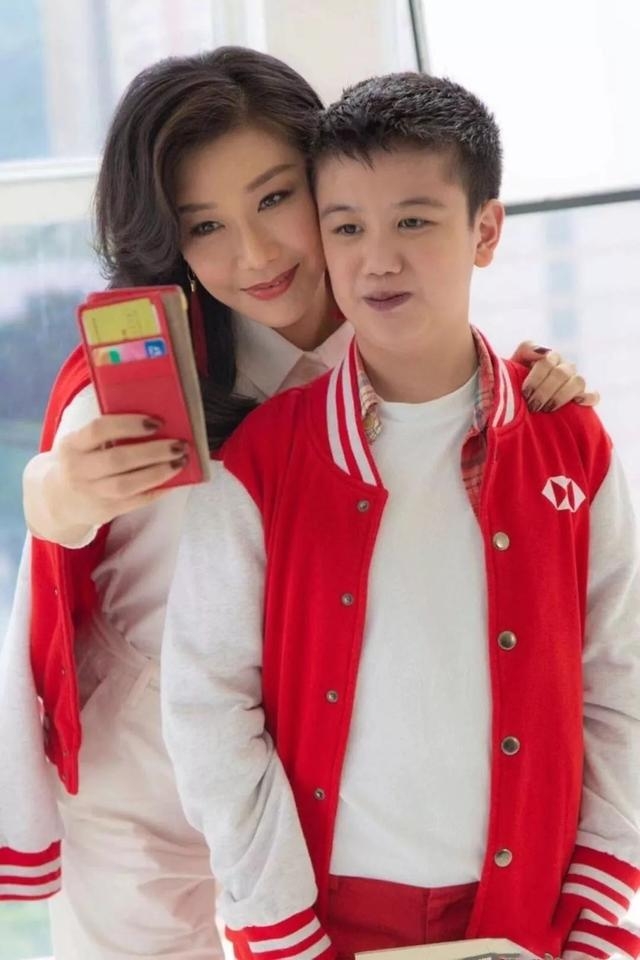 女星为养子放弃嫁豪门，但儿子手术后却认不出她？