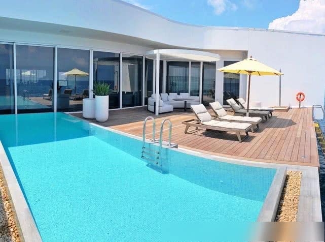 胡杏儿和儿子在海底别墅看鱼 老公发长文疑回花费传闻