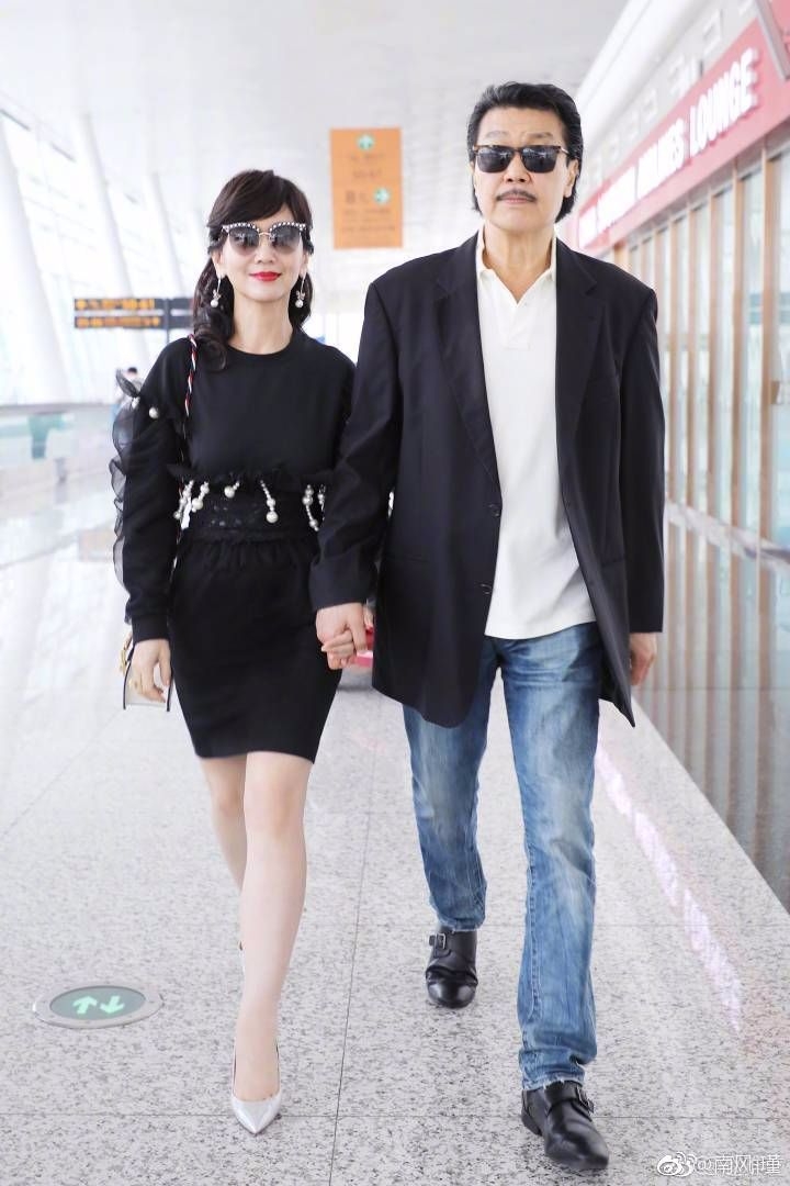 48李嘉欣大红唇出席开幕礼被赞容颜不老,但是这两个地方出卖了她