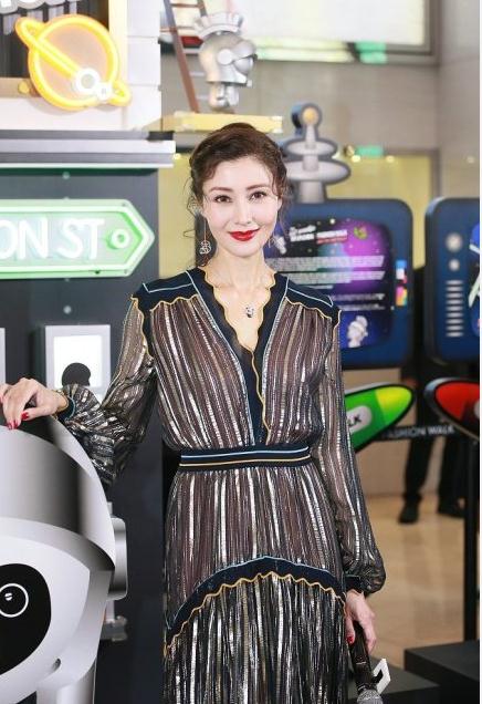 48李嘉欣大红唇出席开幕礼被赞容颜不老,但是这两个地方出卖了她