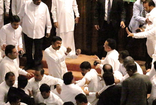 混乱升级！斯里兰卡议员在国会打成一团