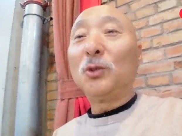 陈佩斯录视频亮相，64岁的他连胡子都白了，崔哥留言喊他兄弟