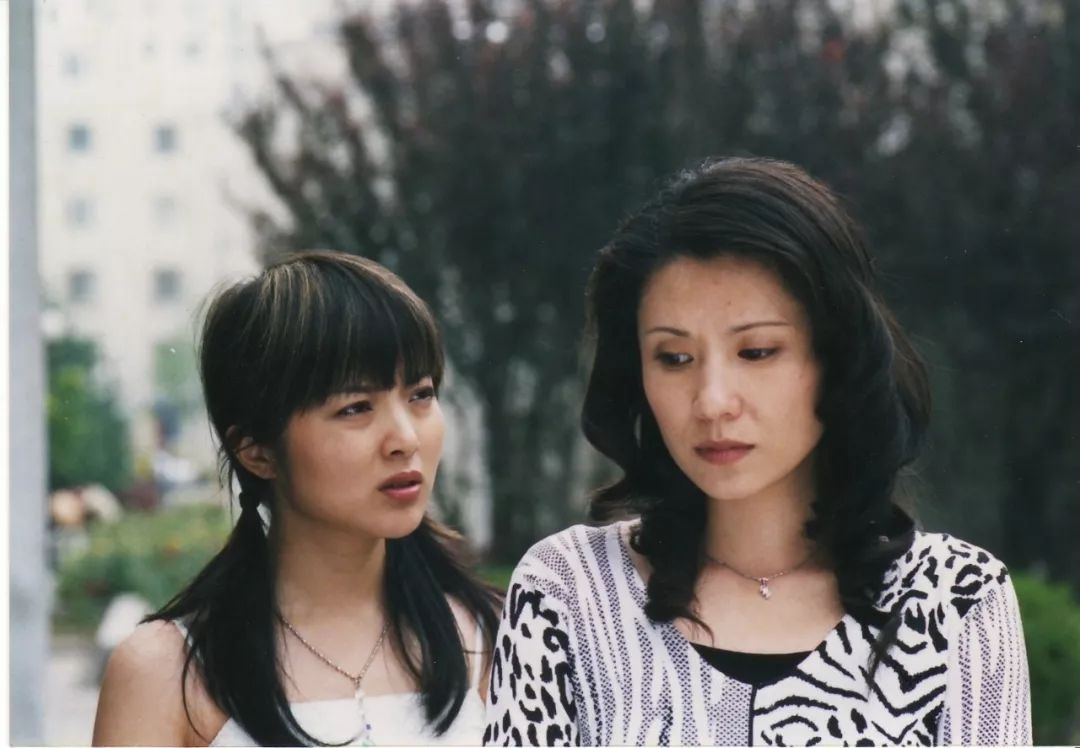 在新加坡隐婚？整成李小璐？下巴能戳胸，她没法儿翻身了