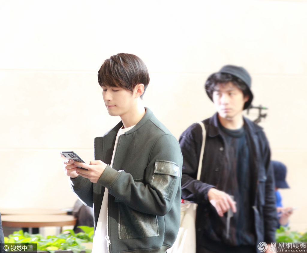 陈学冬片场休息盘腿发呆 化身安静的美少年