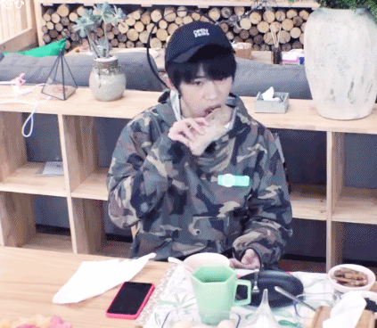 易烊千玺在食堂拒绝合影，原因有点尴尬