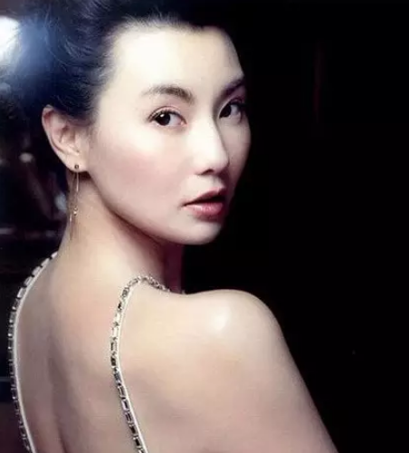 54岁张曼玉近照造型很摇滚，网友：以为是蔡明