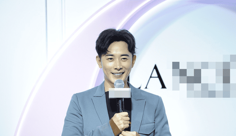 罗晋婚后亮相满脸幸福甜蜜，笑得鱼尾纹都出来了