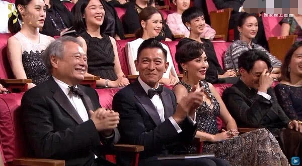 金马奖刘德华坚持自我介绍，喊话邓超拉掌声，暖心举动获称赞