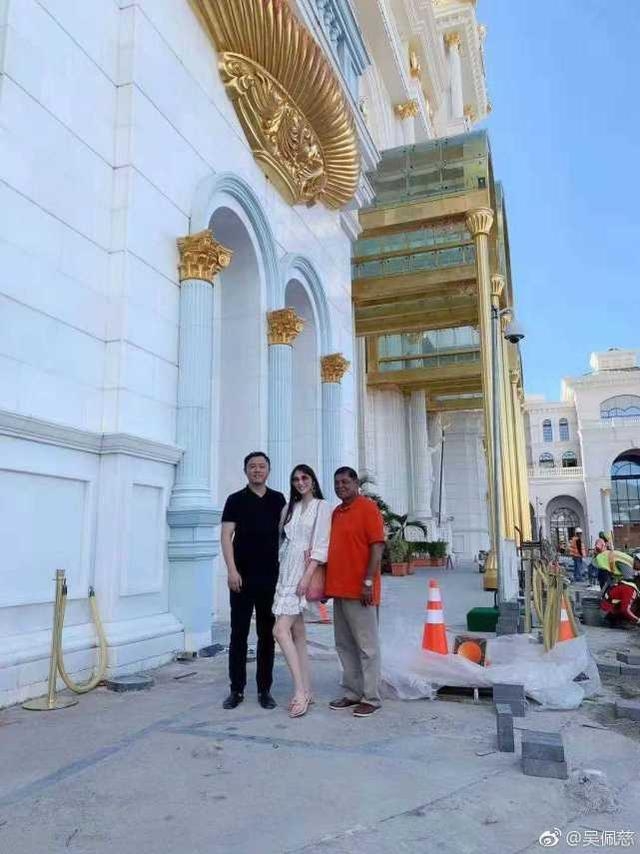 吴佩慈首次发布一家五口合照，稳固正宫之位，反击纪晓波负面传闻