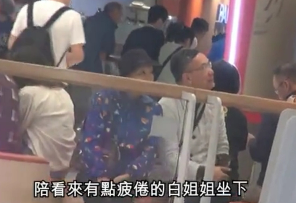 74岁香港才女白韵琴与小15岁老公牵手逛街，画面甜蜜温馨