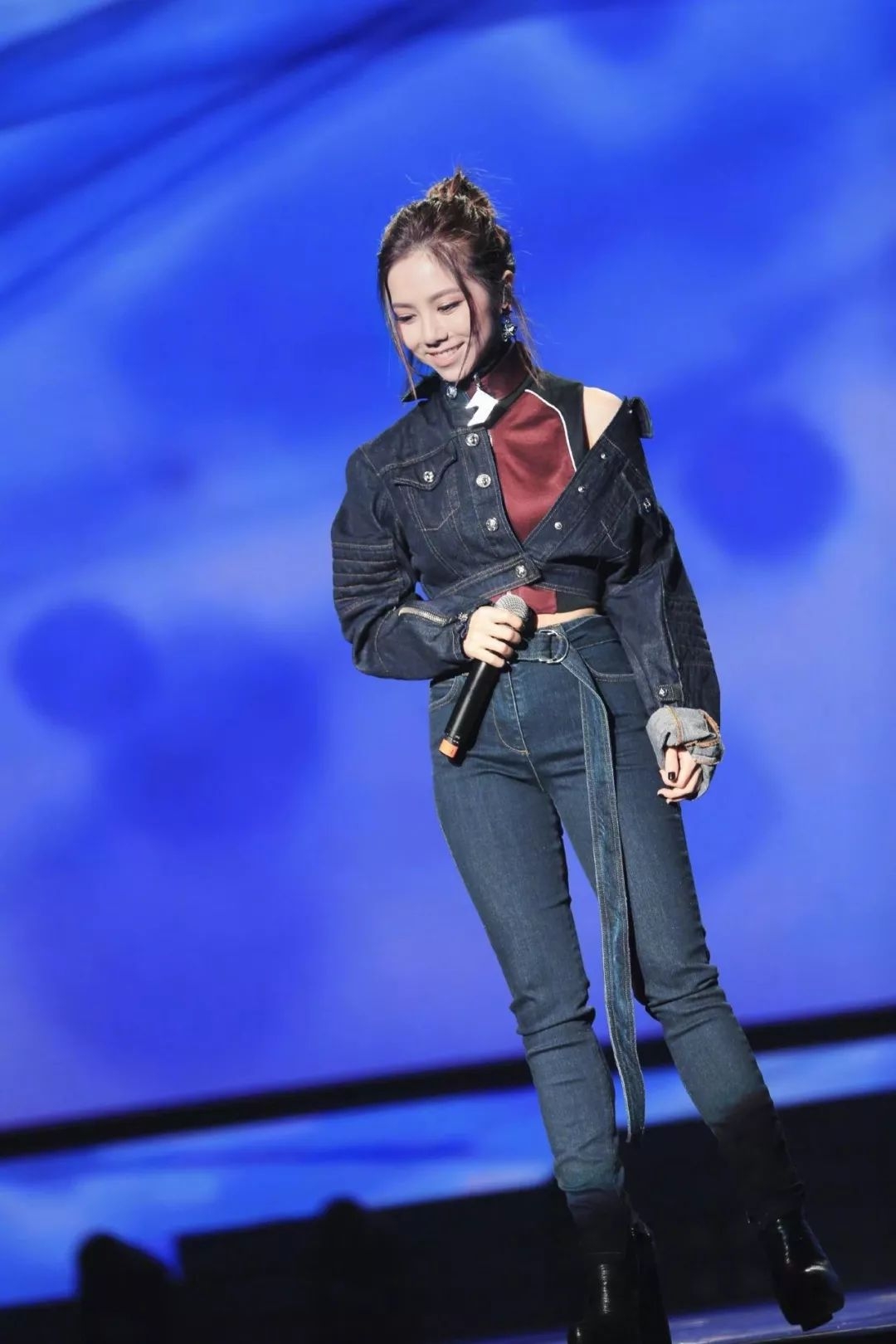 紫棋脱掉皮裤竟然衣品暴涨!这么简单的改变你