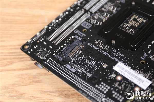 全副盔甲 华硕ROG STRIX Z390-I Gaming主板开箱图赏