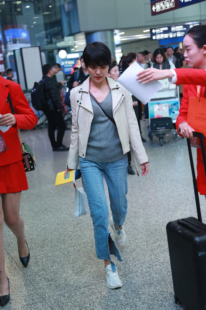 汪涵儿子小沐沐和妈妈郊游，杨乐乐的牛仔裤亮了！