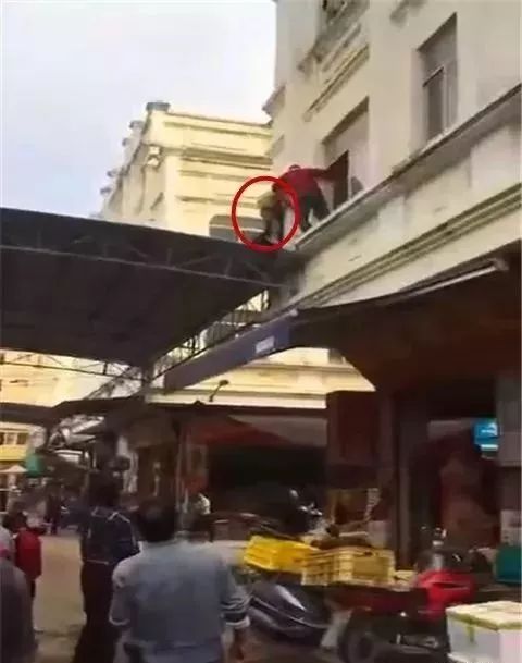 梧州一女童从幼儿园楼顶掉下,幸好有梧州男子