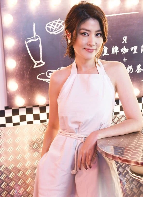 45岁陈慧琳真会玩,把金条挂在了耳朵上?耳朵不会被勒得痛吗