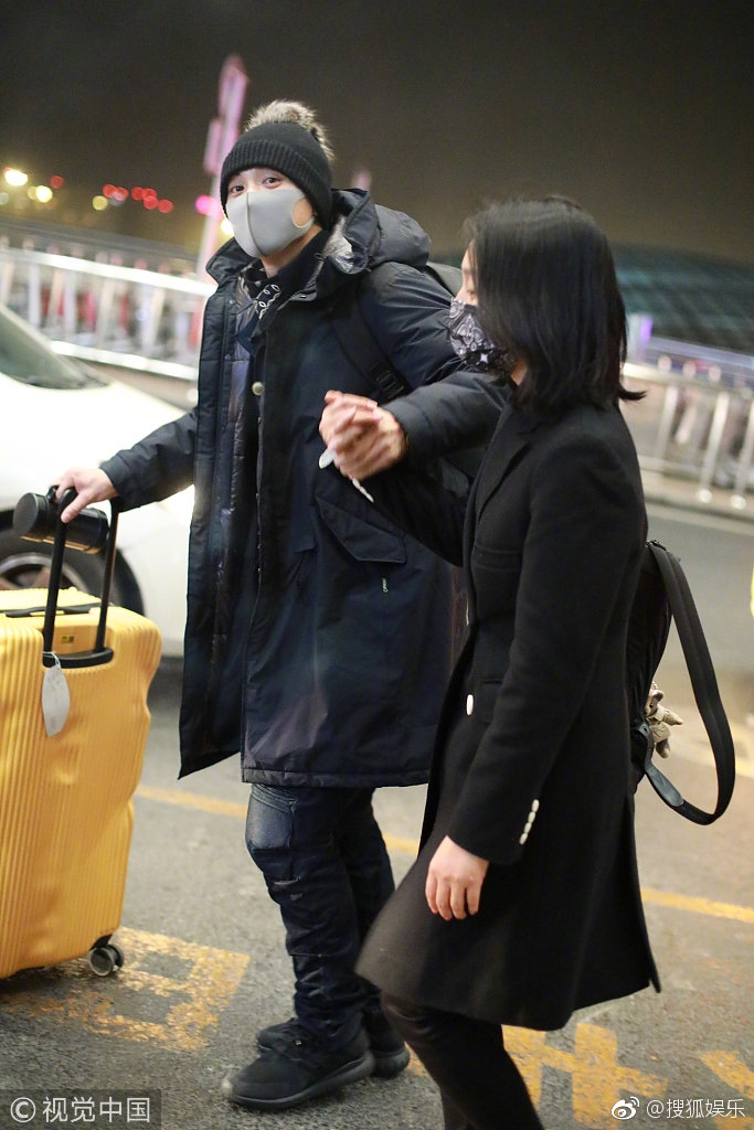 周一围奶茶事件后与朱丹十指紧扣秀恩爱，网友：明显摆拍！